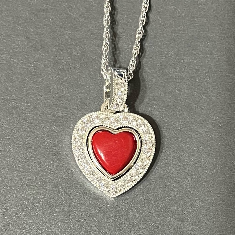 NWOT Heart necklace with interchangeable magnetic colored hearts.